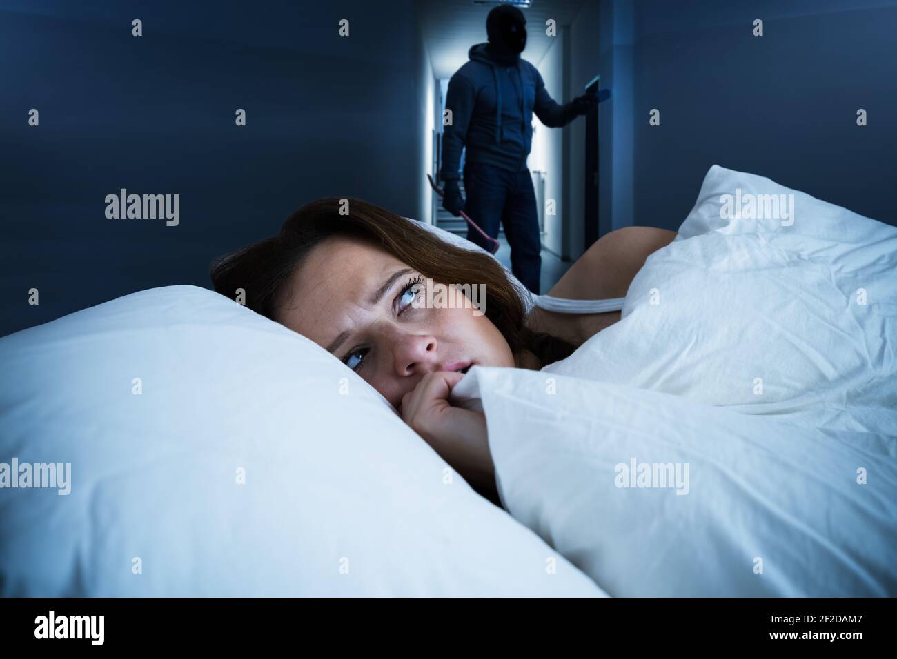 Despierta Mujer sin dormir con miedo y miedo en la noche Foto de stock