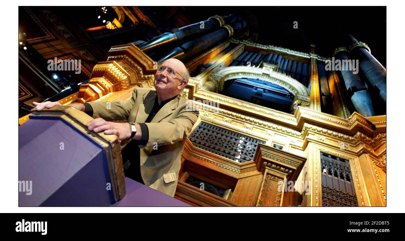 Martn Neary interpretará las primeras notas de los 2004 BBC Proms, en el recién restaurado órgano de 150 ton Royal Albert Hall David Sandison 15/6/2004 Foto de stock