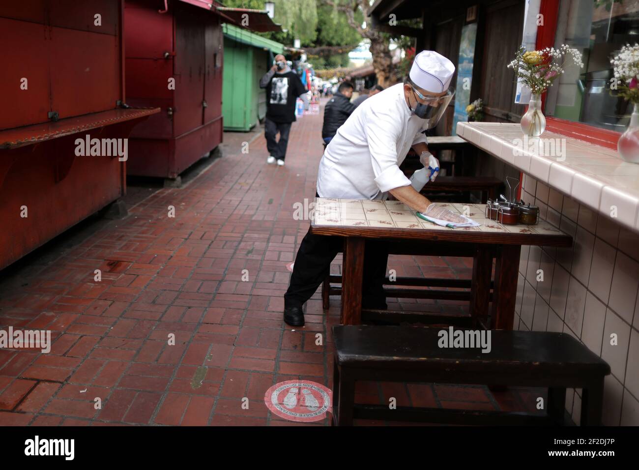 Baltazar Ayala, de 54 años, limpia una mesa de comedor en el restaurante la Noche buena en los Ángeles, que está en la cúspide de reabrir partes de su economía si el Baltazar Ayala, de 54 años, limpia una mesa de comedor en el restaurante la Noche buena en los Ángeles, que está en la cúspide de reabrir partes de su economía si el