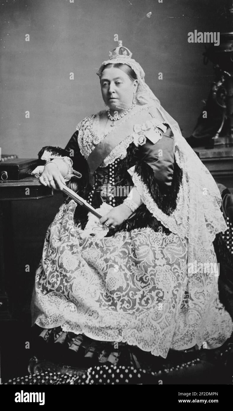 Fotografía de retrato de la reina Victoria vestida para la boda del duque y la duquesa de Albany, 1882. Foto de stock