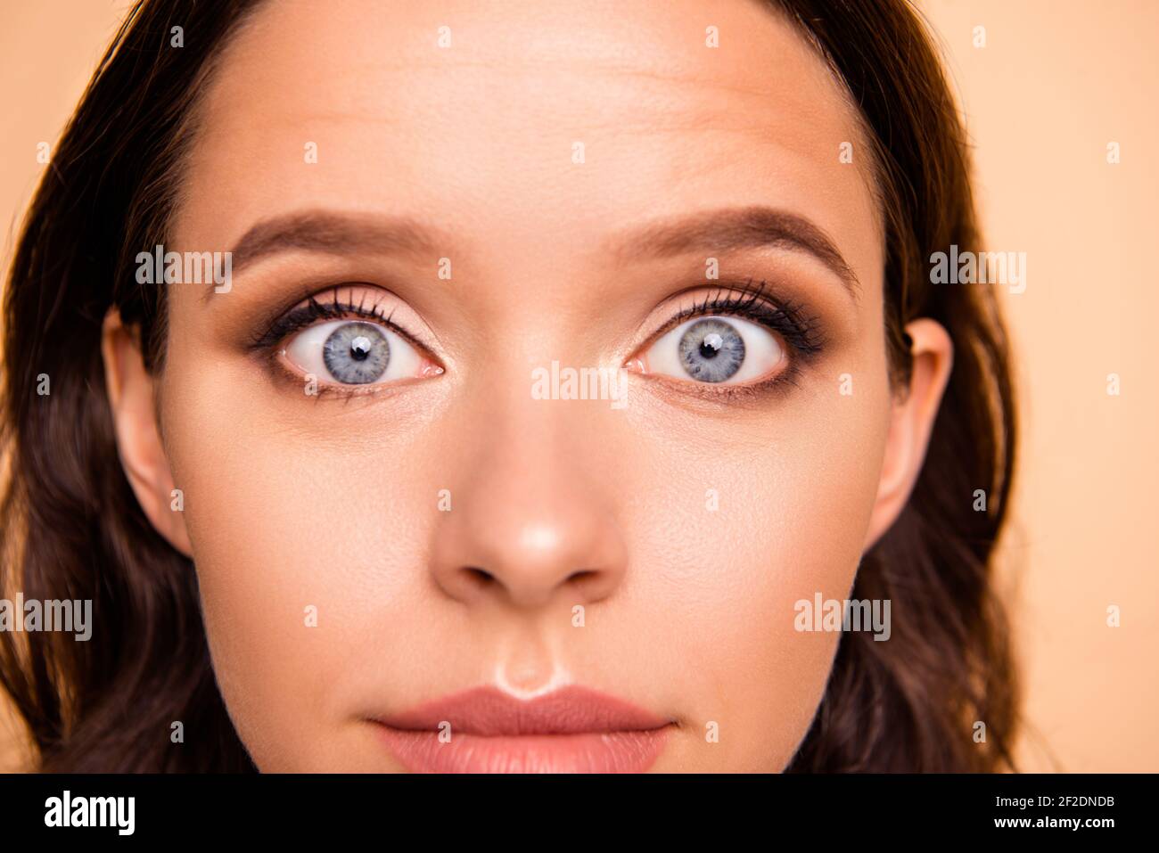 Recortada de cerca foto hermosa ella su dama mostrar nuevo lentes de  contacto anunciar consejo elección elegir ojos abiertos cerrar imagen  prueba de calidad después Fotografía de stock - Alamy