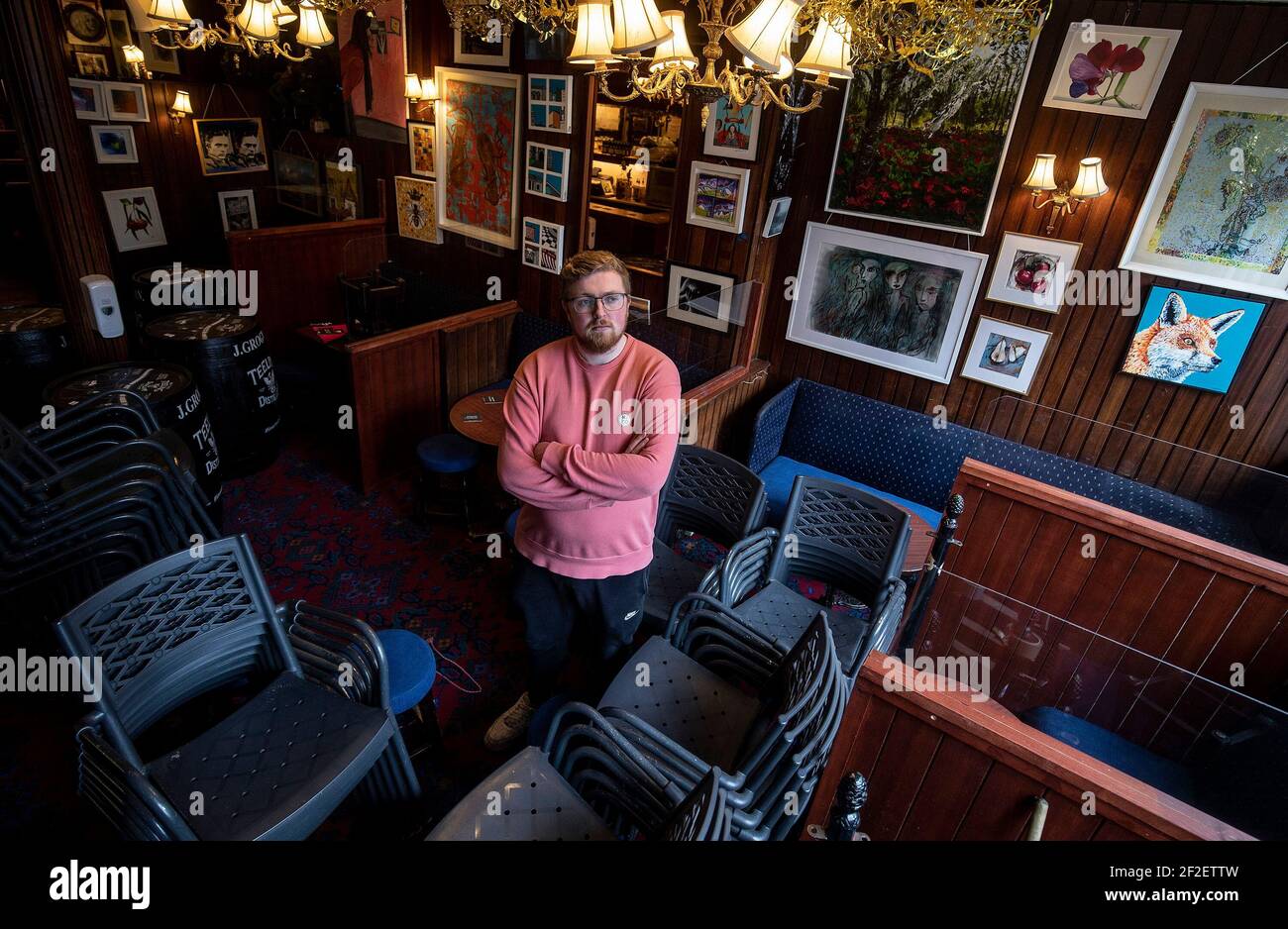 Daniel Smith, barman e hijo de uno de los copropietarios de Grogan's Castle Lounge, en las instalaciones del centro de la ciudad de Dublín, ya que se acercan al primer aniversario de los cierres de pubs debido a la pandemia del coronavirus. Fecha del cuadro: Jueves 11 de marzo de 2021. Foto de stock