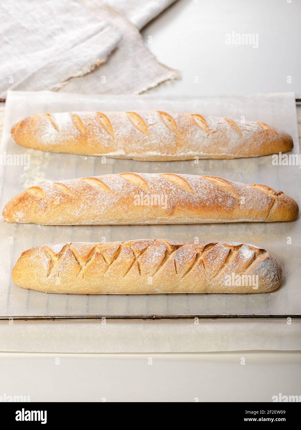 Baguettes de masa fermentada fresca casera. Pan casero. Disparo vertical Foto de stock