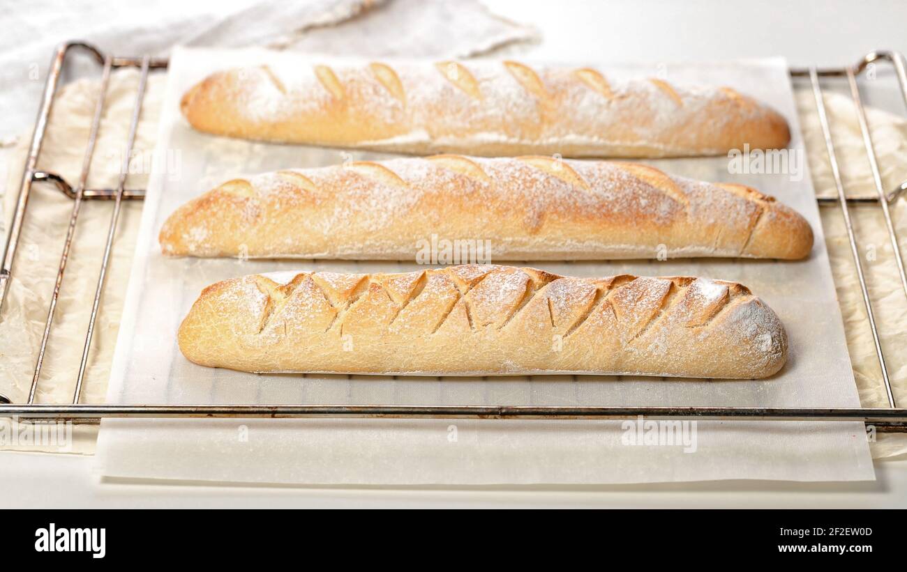 Baguettes de masa fermentada fresca casera. Pan casero. Disparo horizontal Foto de stock