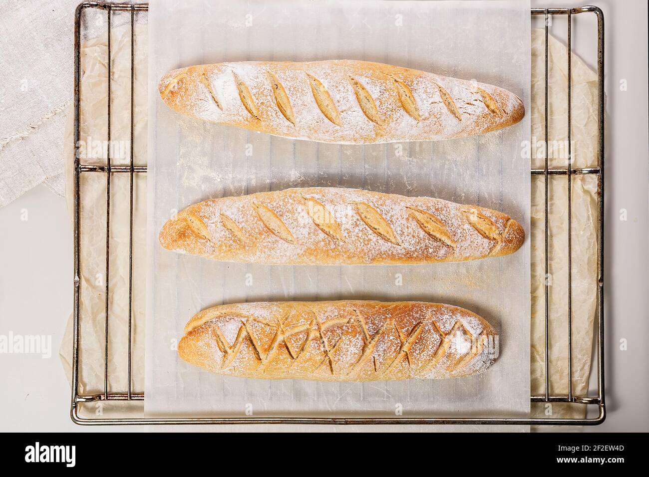 Baguettes de masa fermentada fresca casera. Pan casero. Vista superior Foto de stock