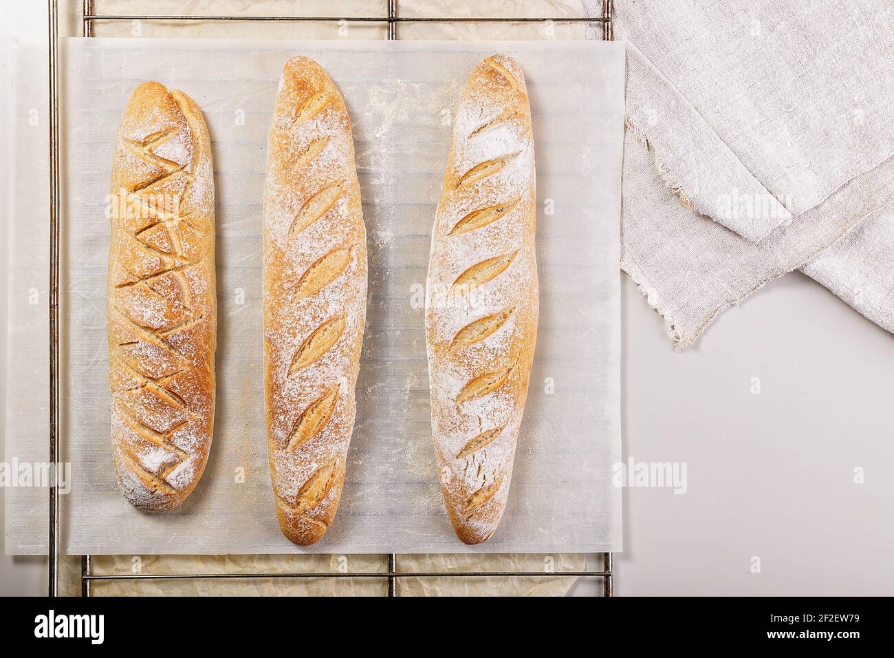 Baguettes de masa fermentada fresca casera. Pan casero. Vista superior. Espacio de copia Foto de stock