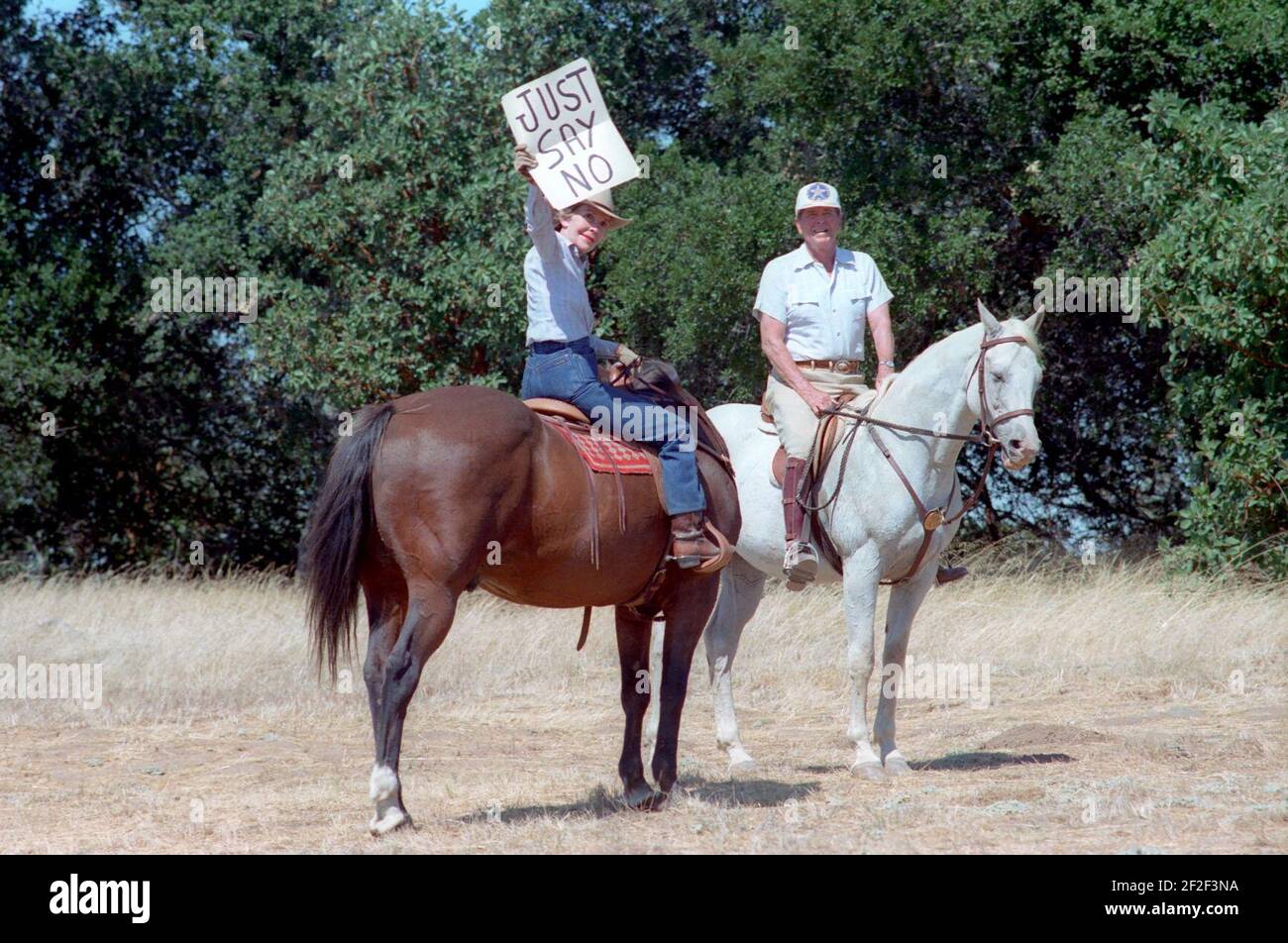 El presidente Ronald Reagan con Nancy Reagan, quien tiene un signo de "solo  decir no" para fotógrafos de prensa mientras monta caballos en Rancho del  Cielo Fotografía de stock - Alamy