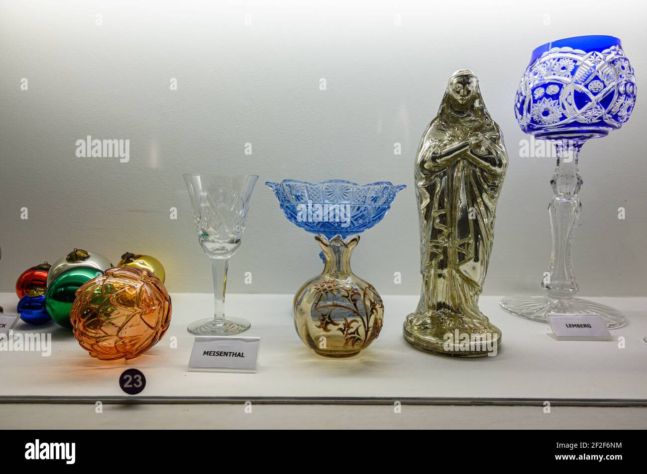 Show-case con exhibiciones de vidrio hechas a mano. Decoración de cristal, cuenco de cristal y escultura. Meisenthal vidrieras, Moselle, Francia. Foto de stock