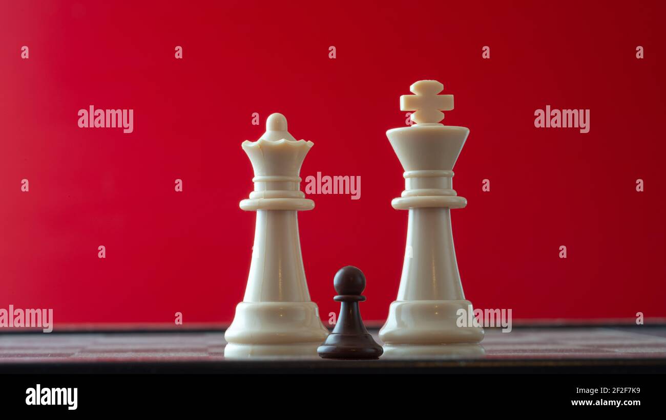 peón pequeño en el tablero de ajedrez contra el concepto adversity, discimination, iguality más grande del adversario. Foto de stock