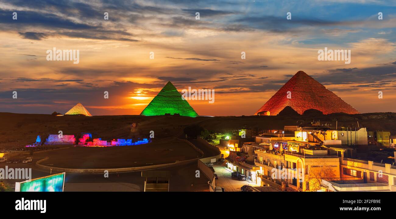Los edificios de Giza cerca de las Pirámides del Gran Egipto, iluminados por la noche Foto de stock