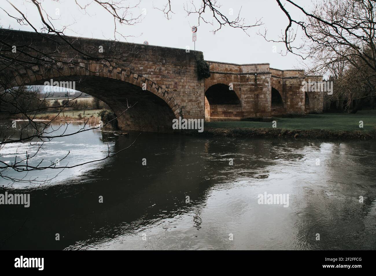 Puente sobre el río Nene en Wansford, Cambridgeshire Foto de stock