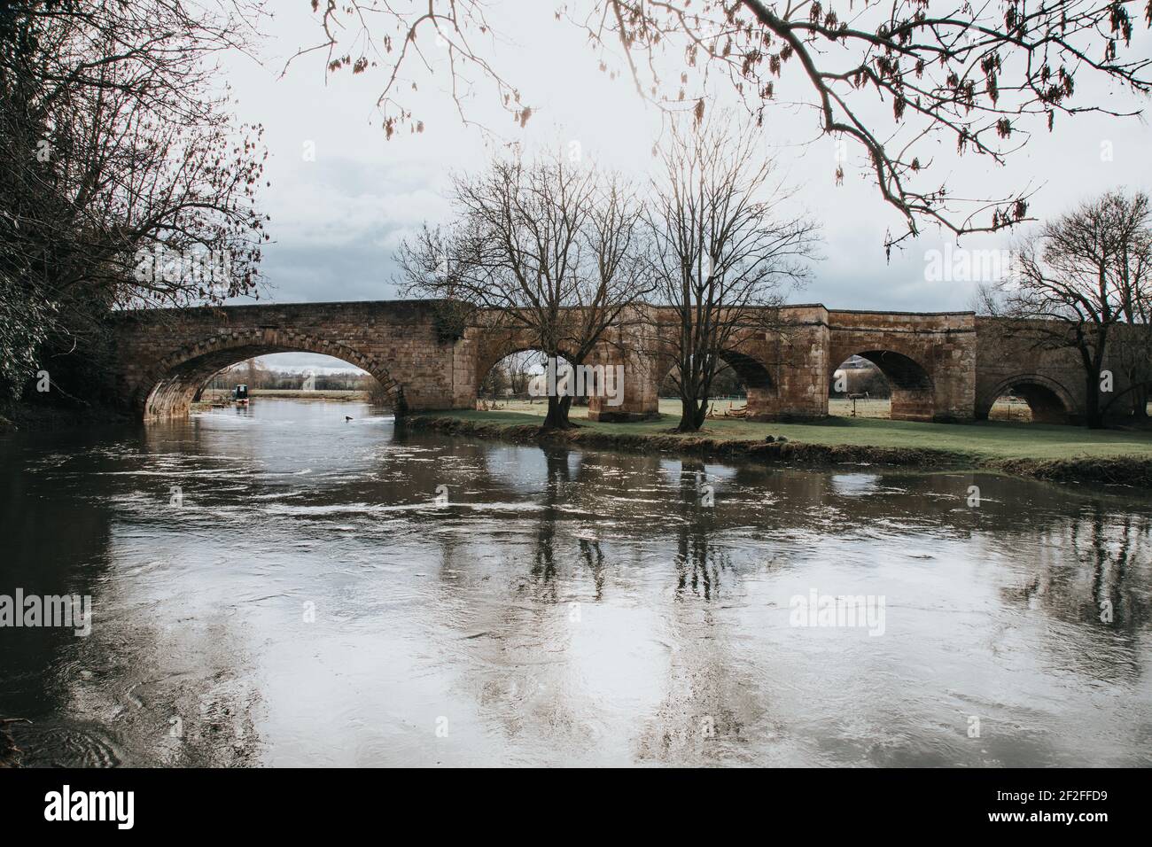 Puente sobre el río Nene en Wansford, Cambridgeshire Foto de stock