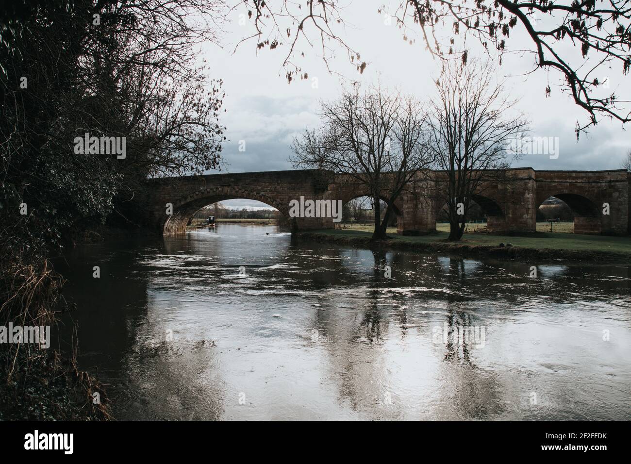 Puente sobre el río Nene en Wansford, Cambridgeshire Foto de stock