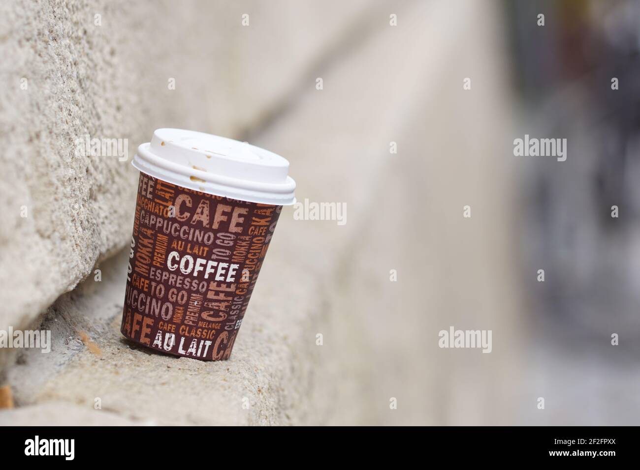 tiempo de café: café de un solo uso para llevar taza de papel en la ciudad Foto de stock