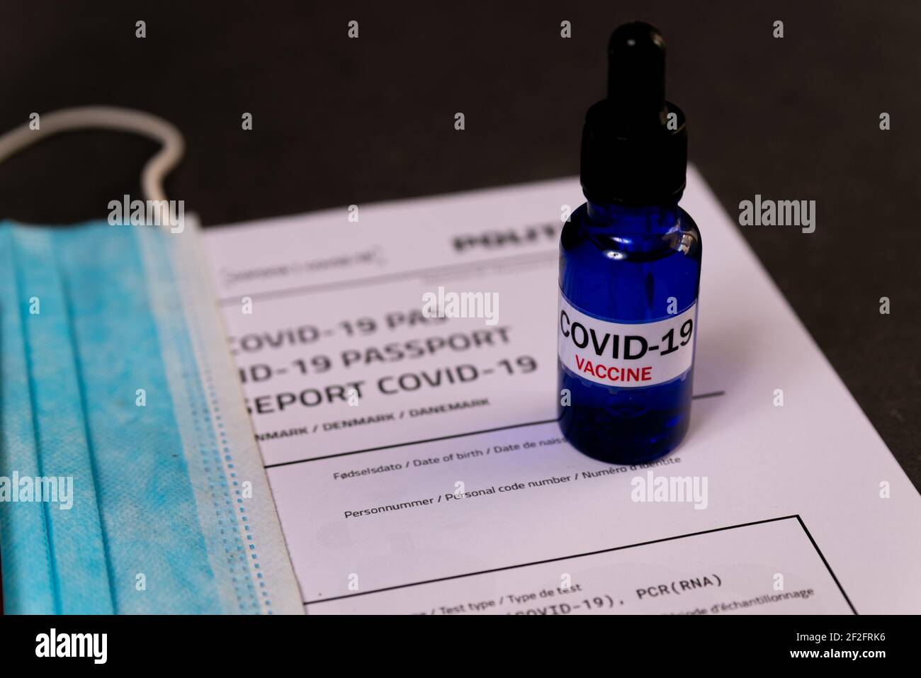 vial de vacuna covid con certificado de vacunación. viajes ...