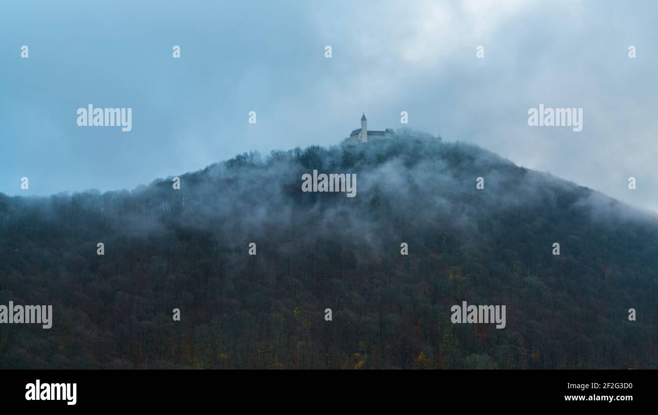 Alemania, Vista mágica del paisaje natural de swabian jura al amanecer cerca de stuttgart con vistas al castillo teck en otoño en el humor niebla Foto de stock