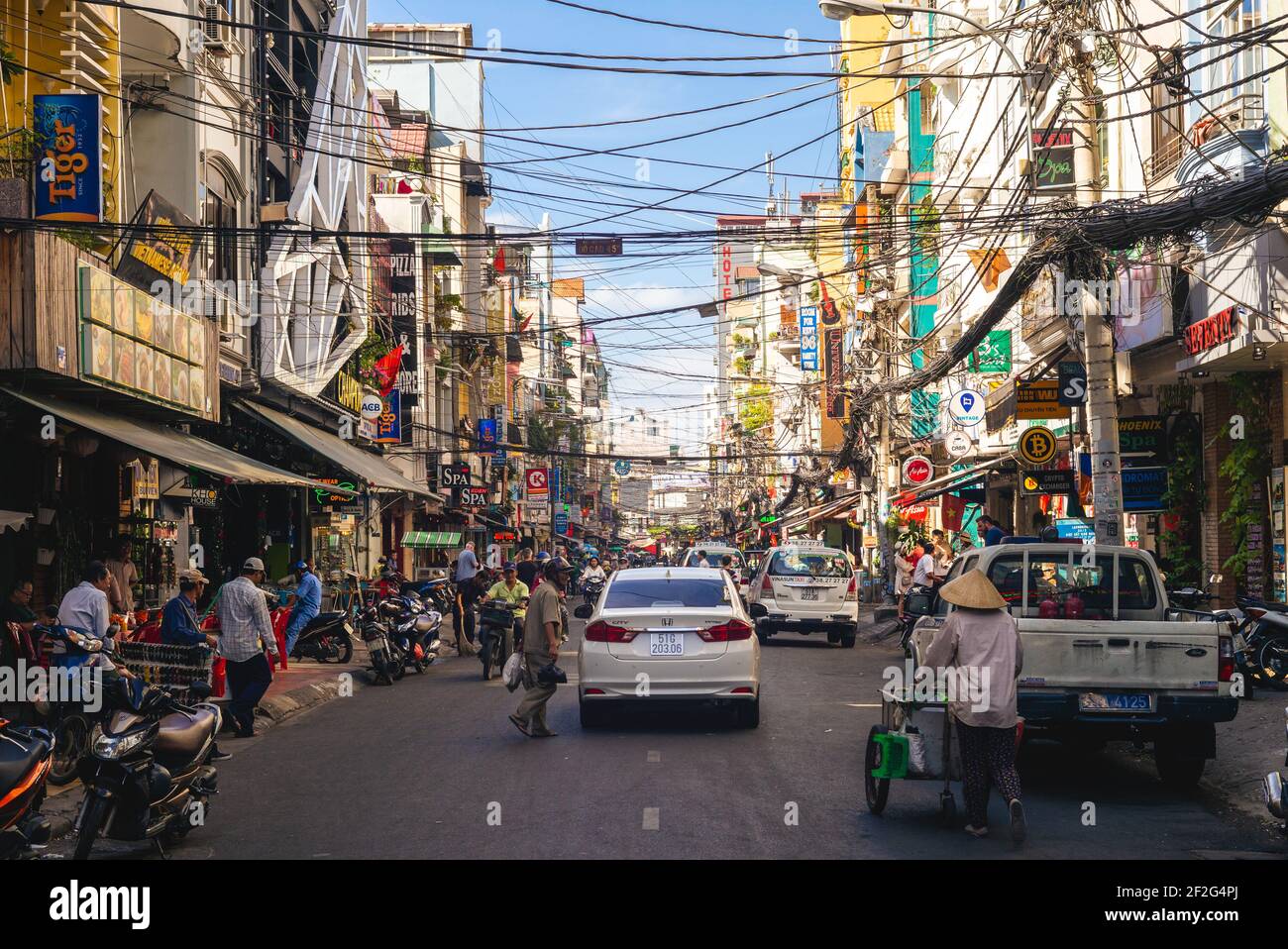 1 de enero de 2017: Calle Pham Ngu Lao en la ciudad ho chi minh, Vietnam. Fue nombrado en honor de un héroe nacional, ahora se conoce como el distrito de mochileros o Foto de stock