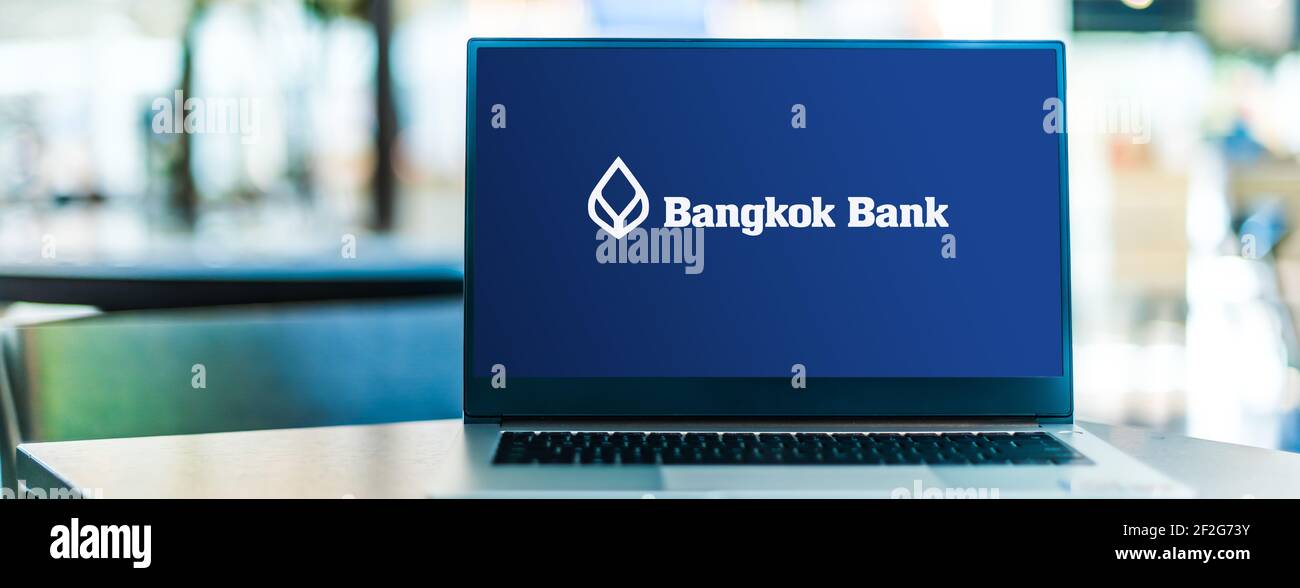 POZNAN, POL - FEB 6, 2021: Ordenador portátil mostrando el logo de Bangkok Bank Public Company, uno de los bancos comerciales más grandes de Tailandia Foto de stock