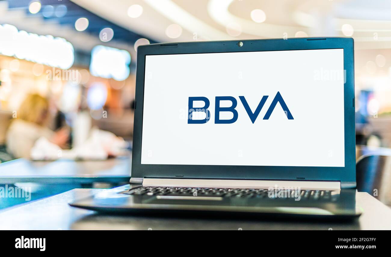 POZNAN, POL - 6 DE FEBRERO de 2021: Ordenador portátil que muestra el logotipo de BBVA, una multinacional de servicios financieros con sede en Madrid y Bilbao, España Foto de stock