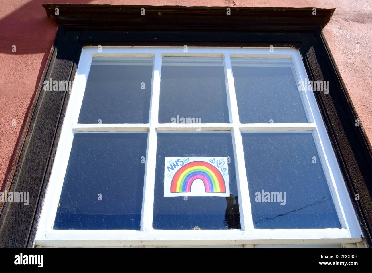NHS Rainbows colocado en las ventanas para agradecer a la NHS durante La pandemia de Covid-19 Foto de stock
