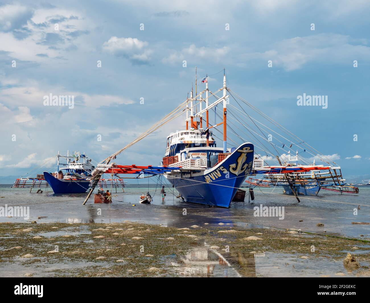 Barco de pesca tradicional filipino con estabilizadores fotografías e