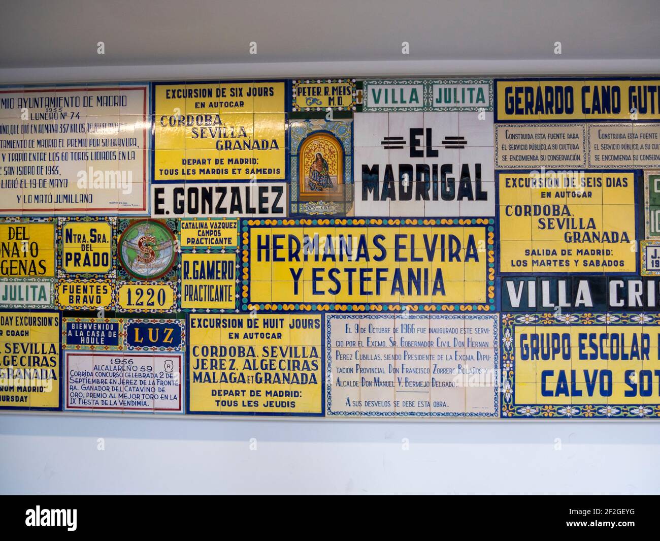 Una muestra de letreros y azulejos en el interior del museo de cerámica en  Triana Sevilla España, la antigua zona de la industria cerámica de Sevilla  España Fotografía de stock - Alamy
