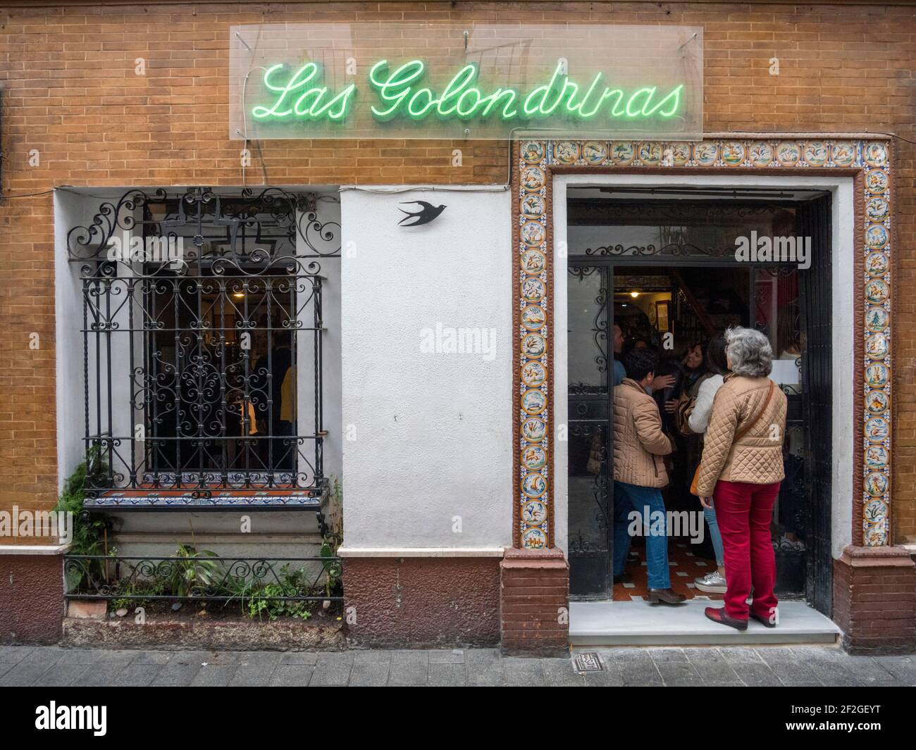Mercado oscuridad Escarpa Restaurante las Golondrinas y bar de tapas en Triana Sevilla España  Fotografía de stock - Alamy