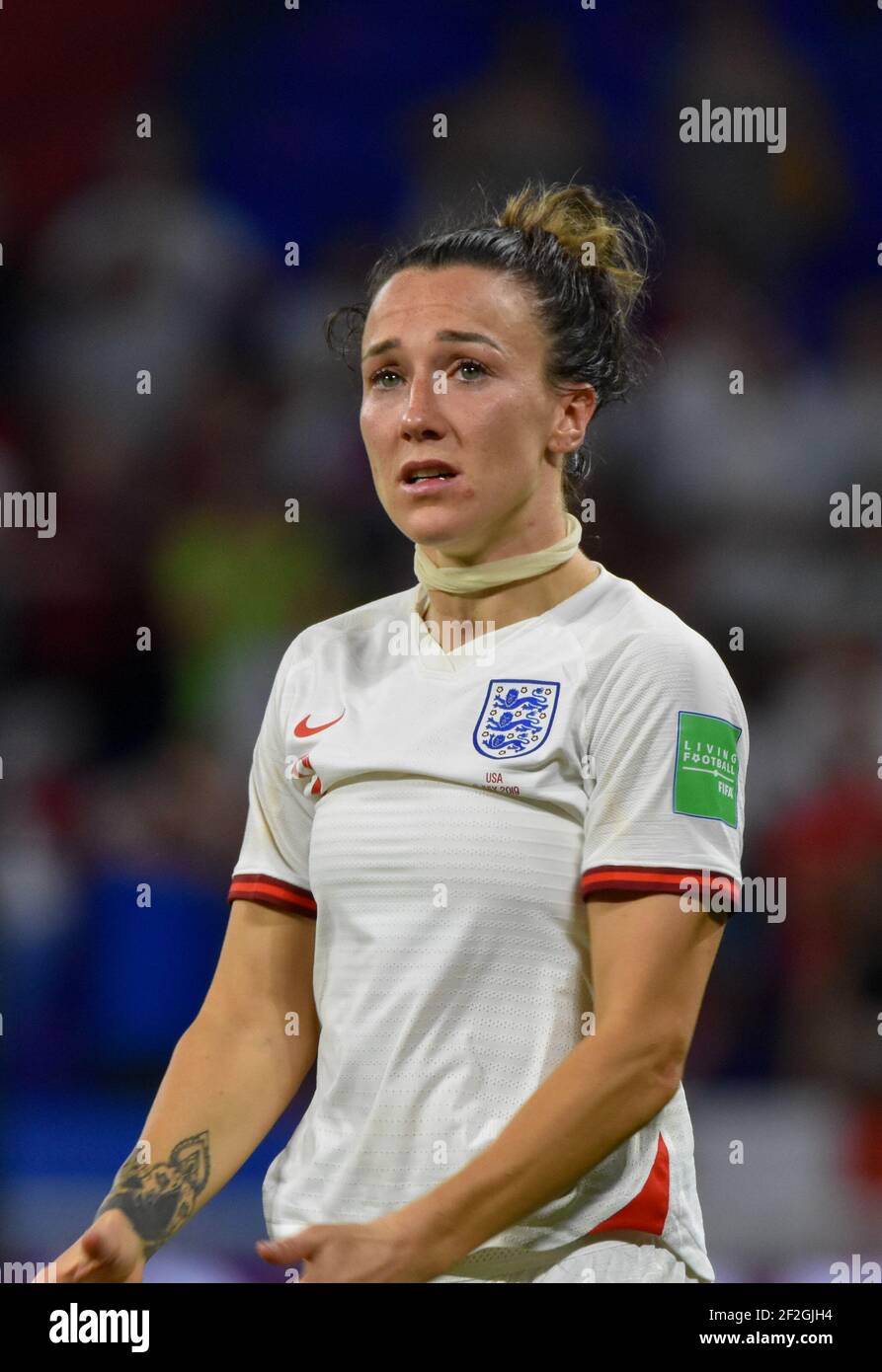 Lucy Bronze de Inglaterra está en lágrimas después de Copa Mundial Femenina de la FIFA Francia 2019, partido fútbol semifinal entre Inglaterra y EE.UU. 2 de julio de 2019