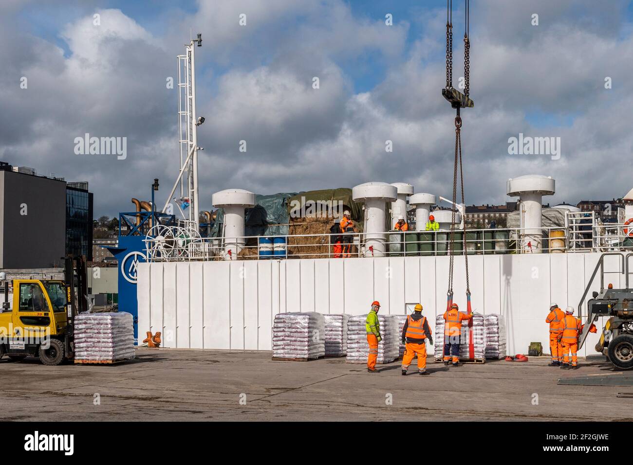 Cork, Irlanda. 12th de marzo de 2021. El barco de transporte de ganado 'Finola M' está cargado con alimento en Kennedy Quay, Puerto de Cork, antes de que el ganado se cargue mañana para la exportación. Crédito: AG News/Alamy Live News Foto de stock