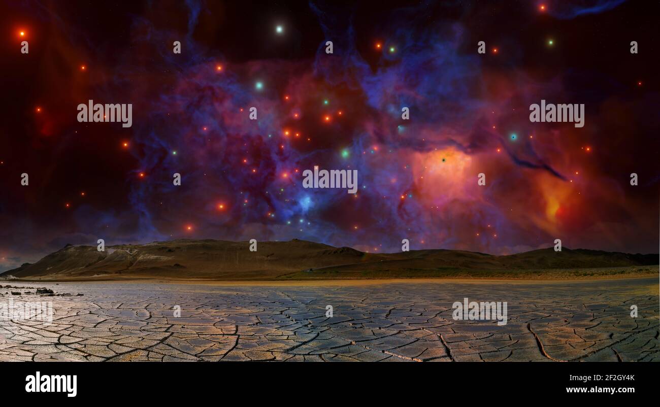 científicamente fantástico paisaje de un planeta alienígena con tierra agrietada y nebulosa galáctica en el cielo Foto de stock