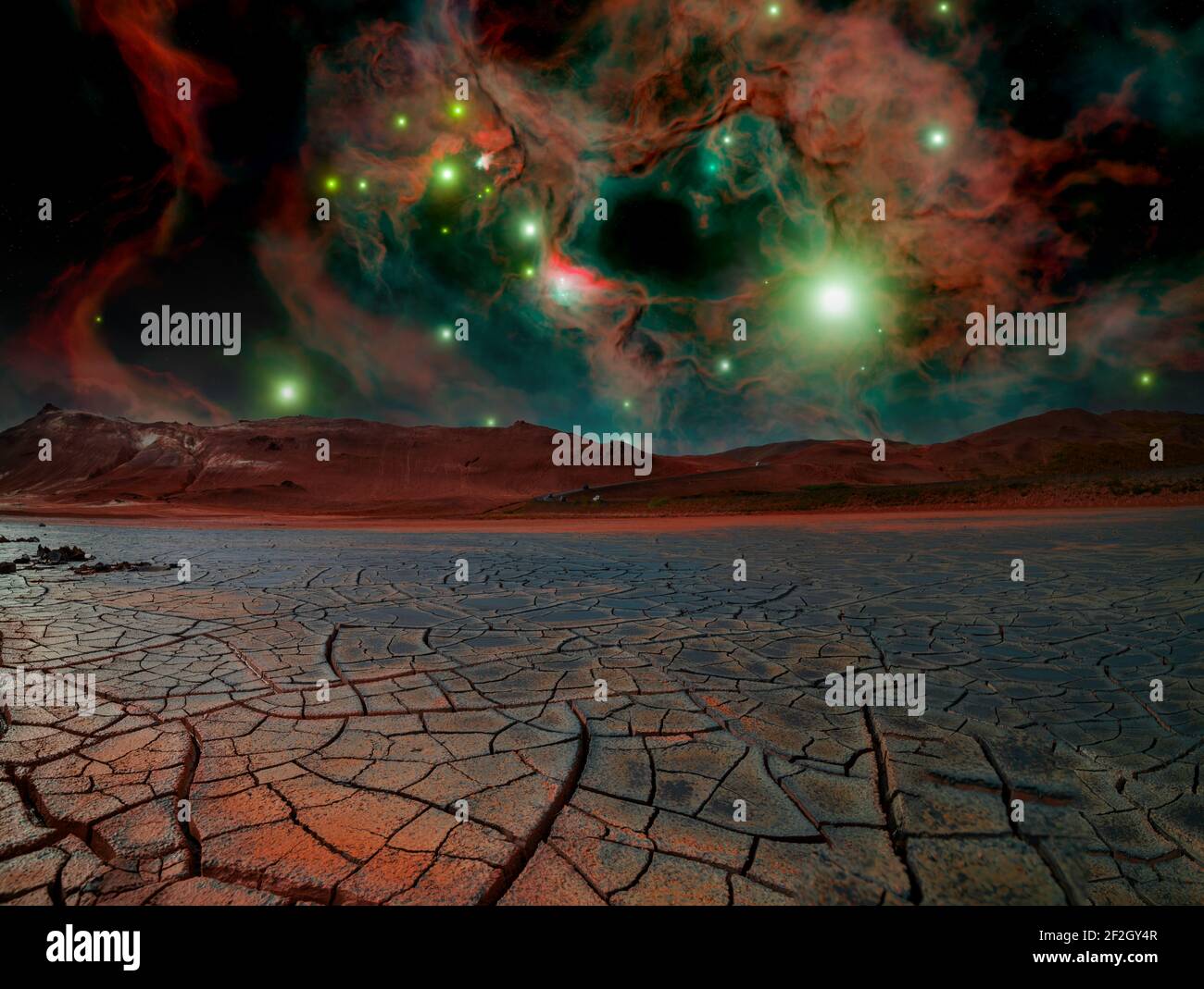 científicamente fantástico paisaje de un planeta alienígena con tierra agrietada y nebulosa galáctica en el cielo Foto de stock