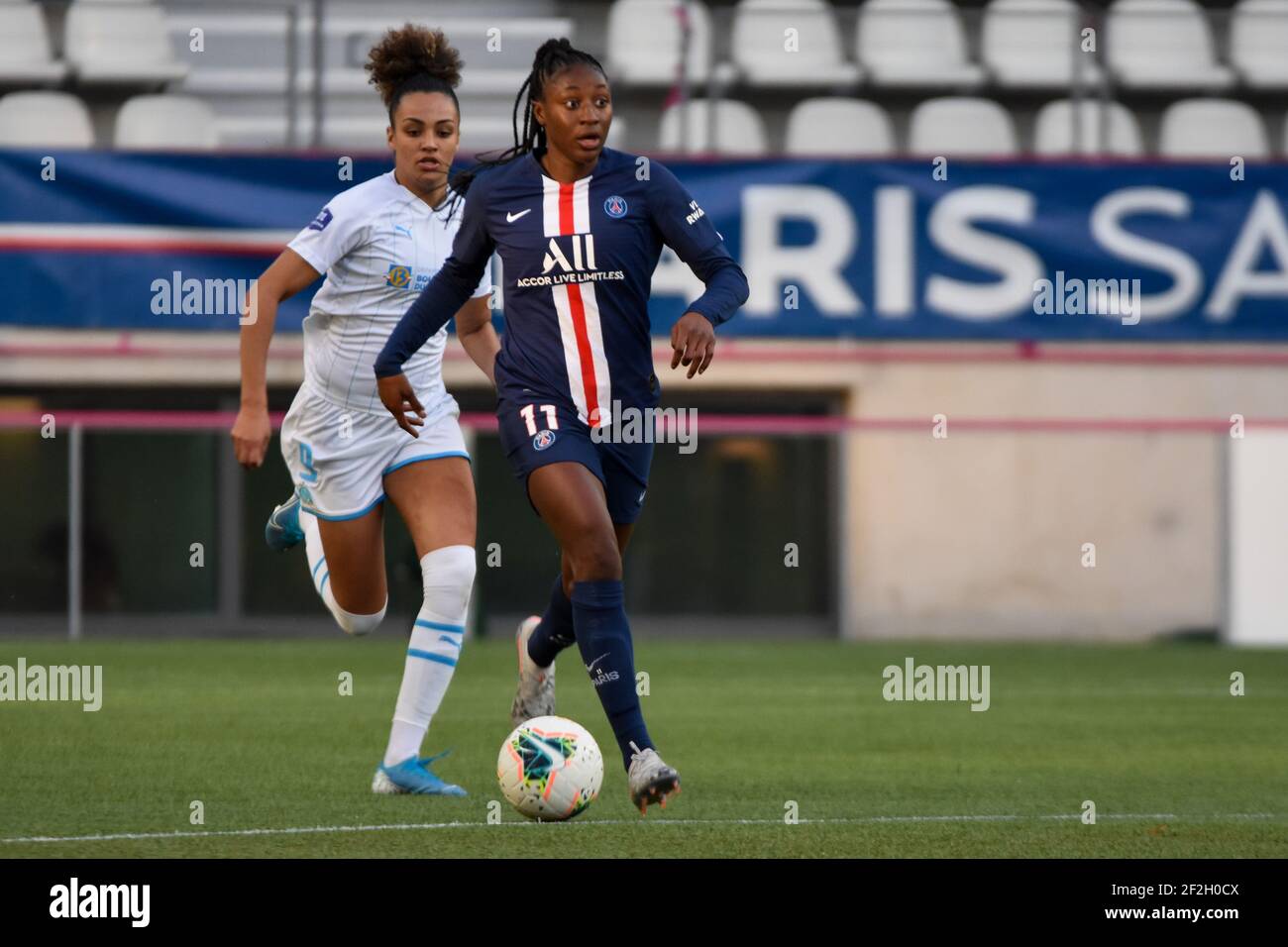 Kadidiatou Diani de París Saint Germain y Maeva Salomon de Olympique de  Marsella en un duelo por el balón durante el campeonato de mujeres  francesas D1 Arkema partido de fútbol entre Paris