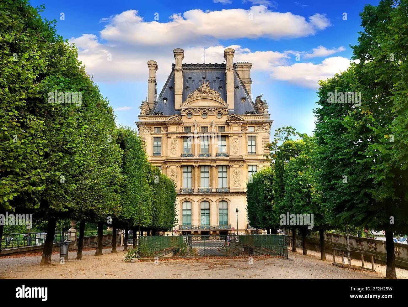 París, Francia - 26 de agosto de 2016. Ver en el Museo del Louvre desde La Terrasse du bord de l'Eau en París, Francia Foto de stock