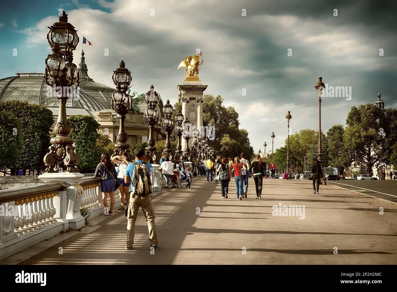 Ver en el Grand Palais desde el puente Alexandre III en París, Francia Foto de stock