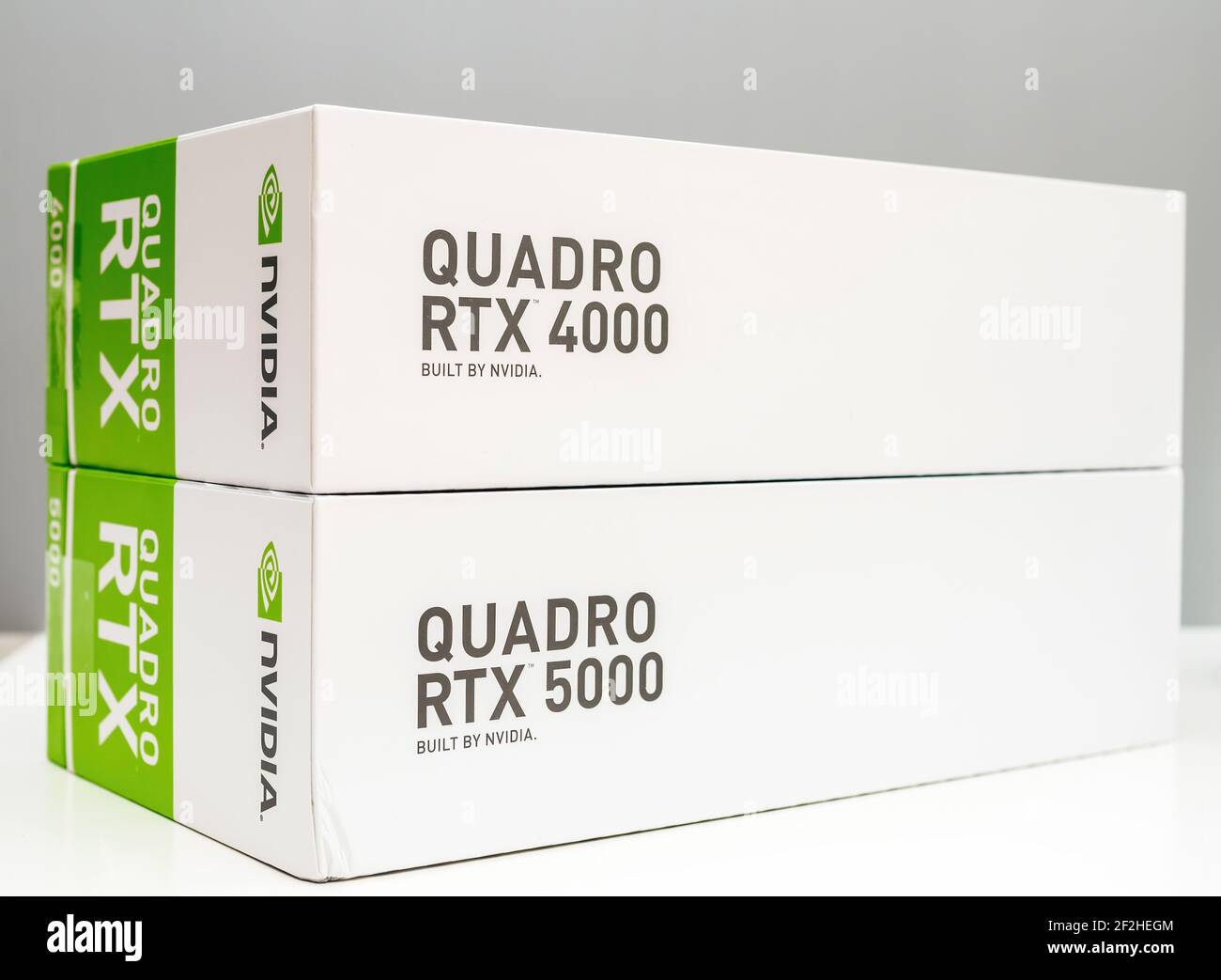 El paquete de cartón de dos nuevas GPU Nvidia Quadro RTX 4000 y RTX 5000  basadas en la microarquitectura Turing, y ofrece trazado de rayos en tiempo  real Fotografía de stock - Alamy