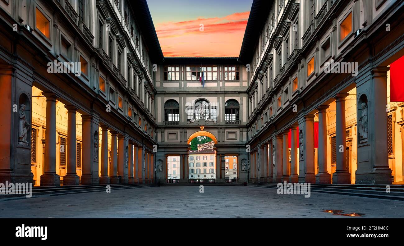 La Piazzale degli Uffizi en Florencia, Italia al amanecer Fotografía de  stock - Alamy