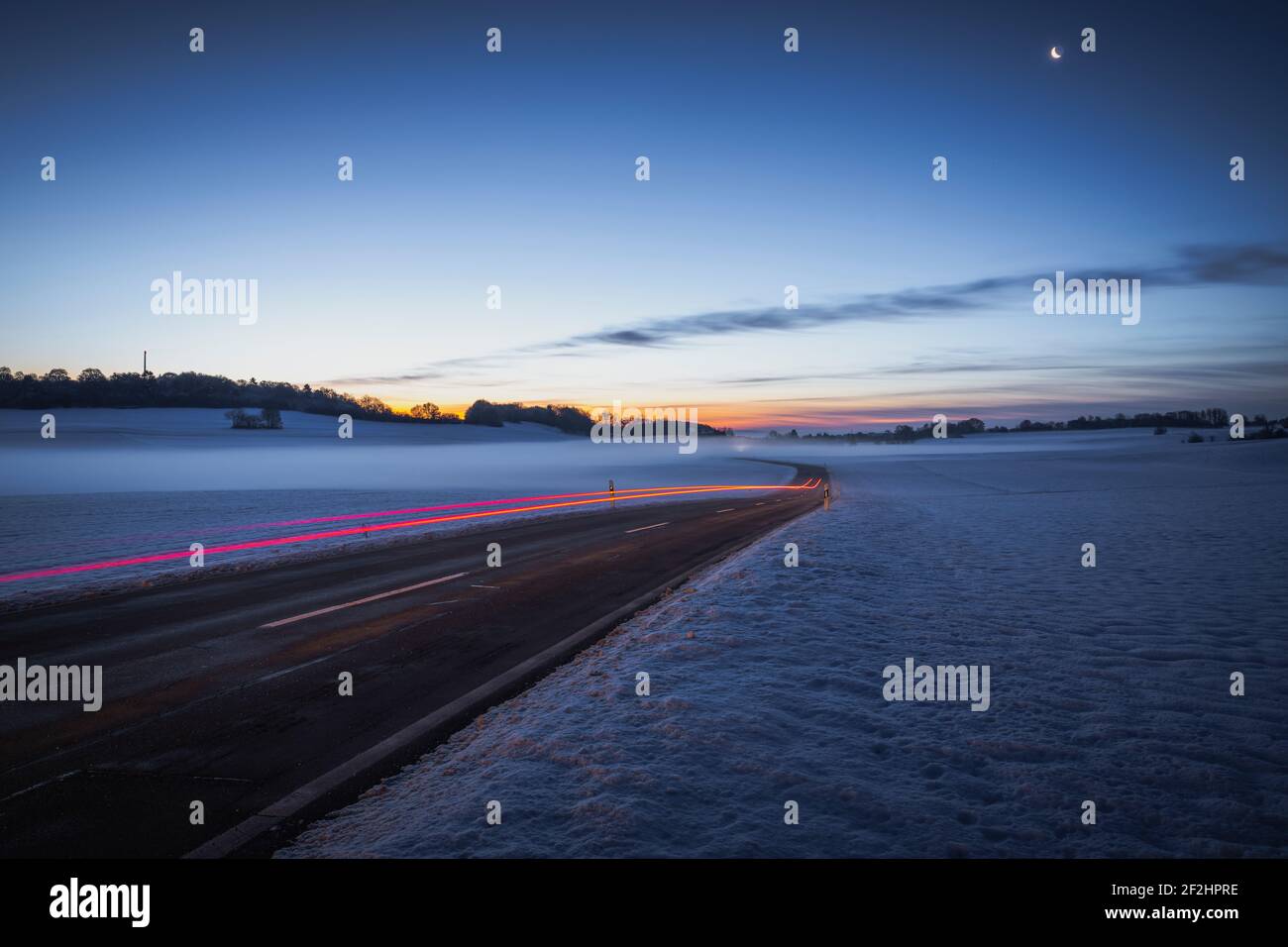 Hauptstraße, Lichtsur in den Morgennebel, vor Sonnenaufgang, Invierno, Schwäbische Alb, Baden-Württemberg, Deutschland, Europa Foto de stock