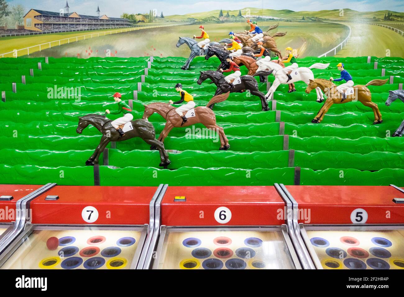 detalle-de-los-caballos-de-carreras-de-plastico-juguete-y-modelo-en-el-parque-de-atracciones-funland-en-el-paseo-maritimo-en-rehoboth-beach-delaware-2f2hr4p.jpg