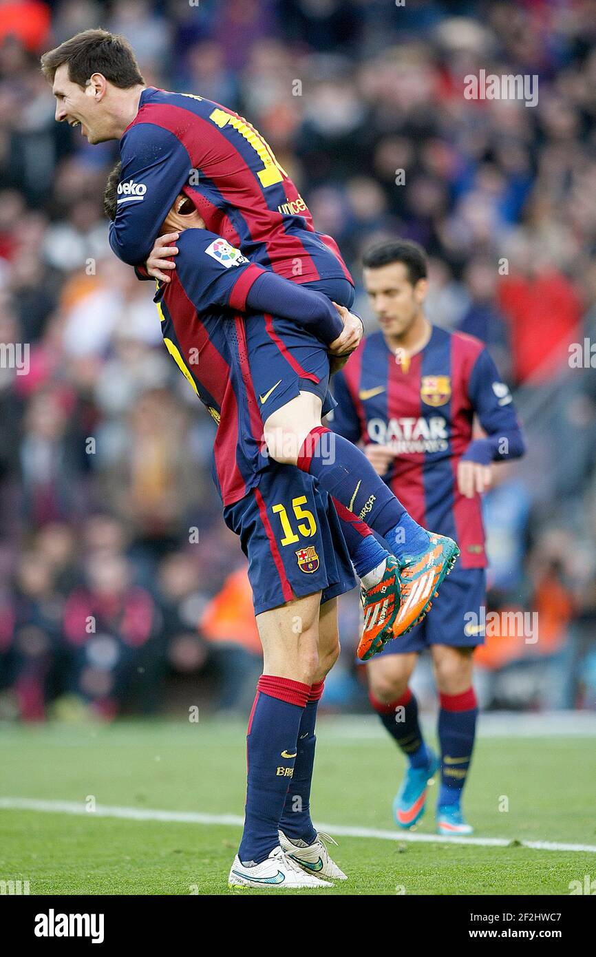 Marc Bartra y Leo Messi de Barcelona celebran el gol durante el partido de fútbol Liga del Campeonato de España entre el FC y el Levante el 15 de de