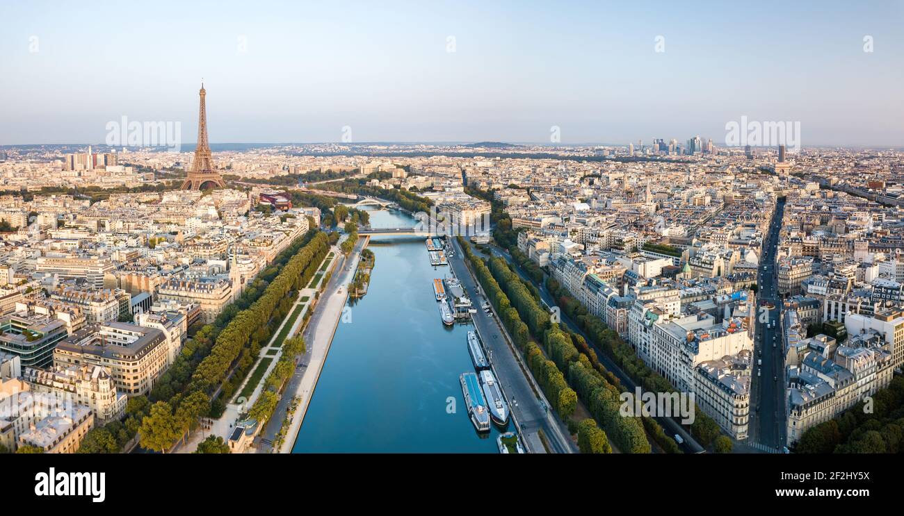 Vista aérea del lado este de la Torre Eiffel desde Passerelle Léopold Sédar Senghor, París en drone a la luz del día Foto de stock