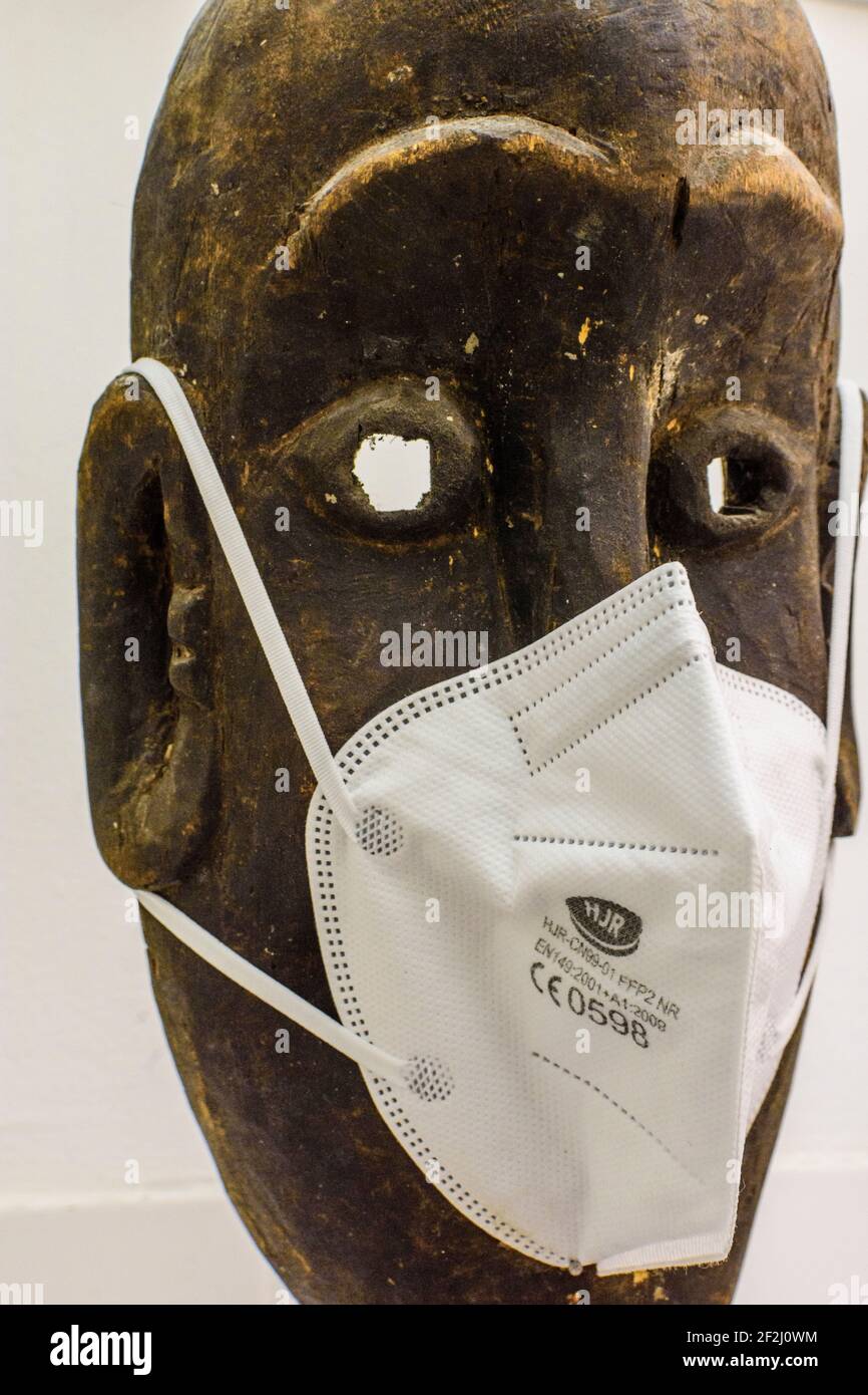 FFP 2 (FFP2) máscara (protección para la boca y la nariz) sobre máscara de  madera de la gente Dayak de la isla de Borneo, Austria Fotografía de stock  - Alamy