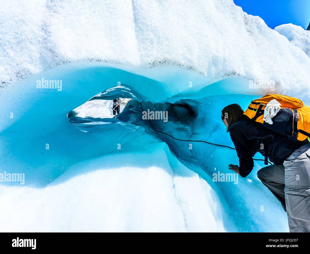 Hiker preparándose para escalar en túnel de hielo en el Glaciar Fox, Isla Sur, Nueva Zelanda. Concepto de expedición de adrenalina y aventura. Foto de stock