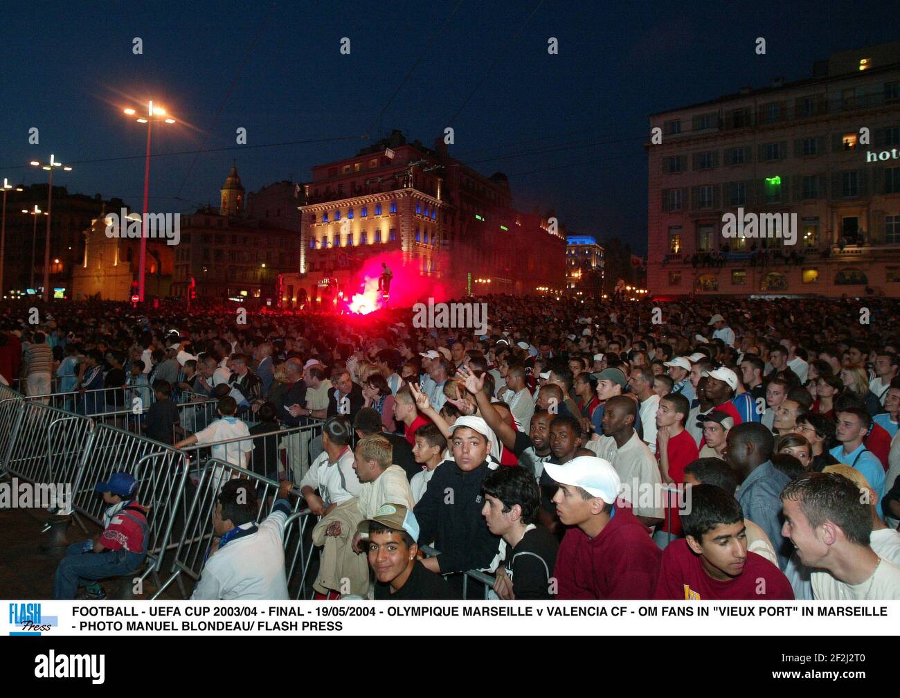 Futbol Copa De La Uefa 03 04 Final 19 05 04 Olympique Marseille Contra Valencia Cf Om Fans En Vieux Port En Marsella Foto Manuel Blondau Prensa Flash Fotografia De Stock Alamy Futbol Copa De La Uefa 03 04 Final 19 05 04 Olympique Marseille Contra Valencia Cf Om Fans En Vieux Port En Marsella Foto Manuel Blondau Prensa Flash Fotografia De Stock Alamy
