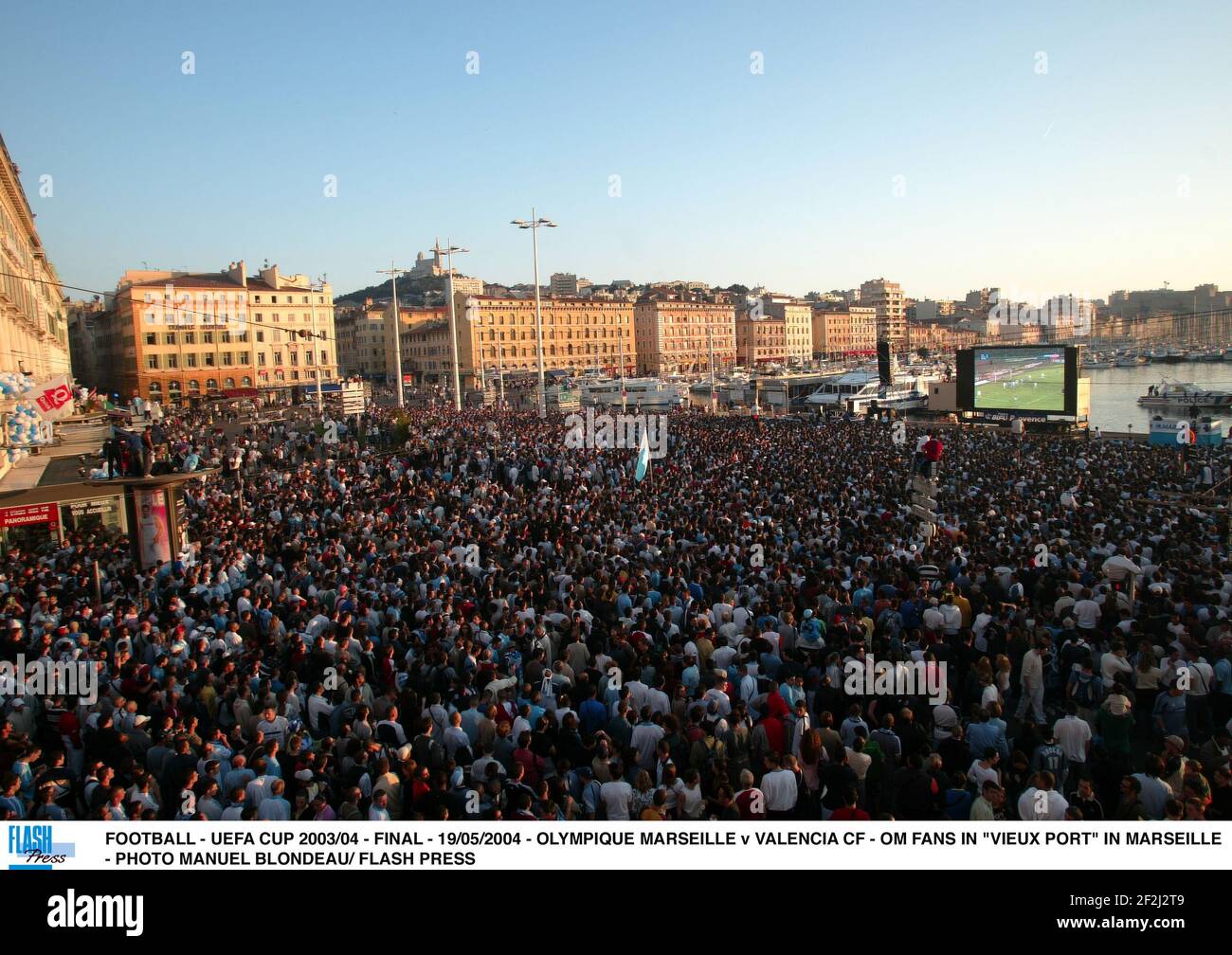Futbol Copa De La Uefa 03 04 Final 19 05 04 Olympique Marseille Contra Valencia Cf Om Fans En Vieux Port En Marsella Foto Manuel Blondau Prensa Flash Fotografia De Stock Alamy Futbol Copa De La Uefa 03 04 Final 19 05 04 Olympique Marseille Contra Valencia Cf Om Fans En Vieux Port En Marsella Foto Manuel Blondau Prensa Flash Fotografia De Stock Alamy