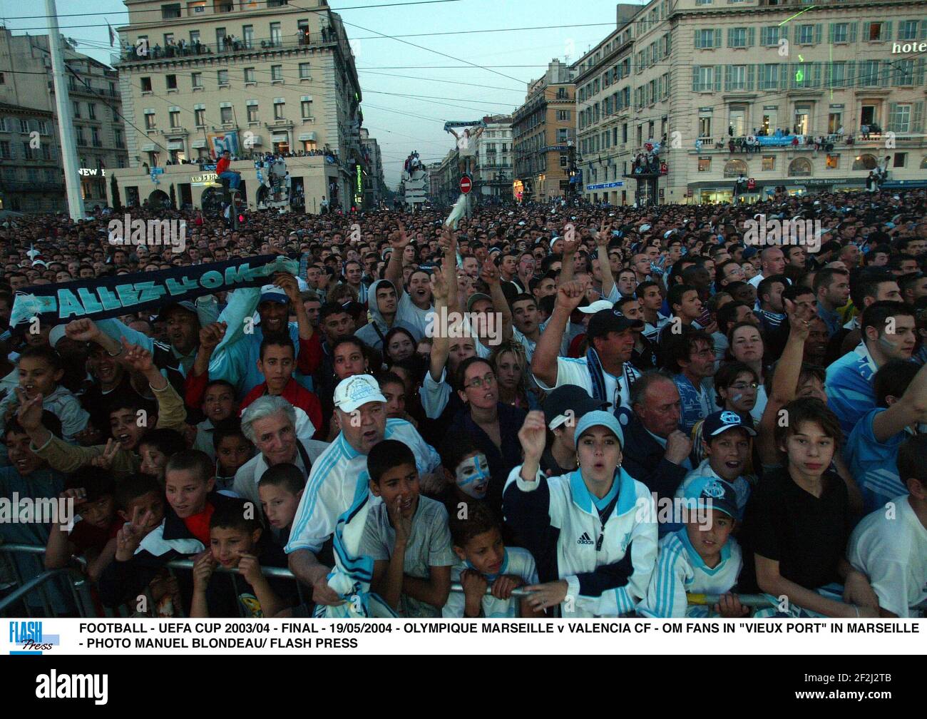 Futbol Copa De La Uefa 03 04 Final 19 05 04 Olympique Marseille Contra Valencia Cf Om Fans En Vieux Port En Marsella Foto Manuel Blondau Prensa Flash Fotografia De Stock Alamy Futbol Copa De La Uefa 03 04 Final 19 05 04 Olympique Marseille Contra Valencia Cf Om Fans En Vieux Port En Marsella Foto Manuel Blondau Prensa Flash Fotografia De Stock Alamy