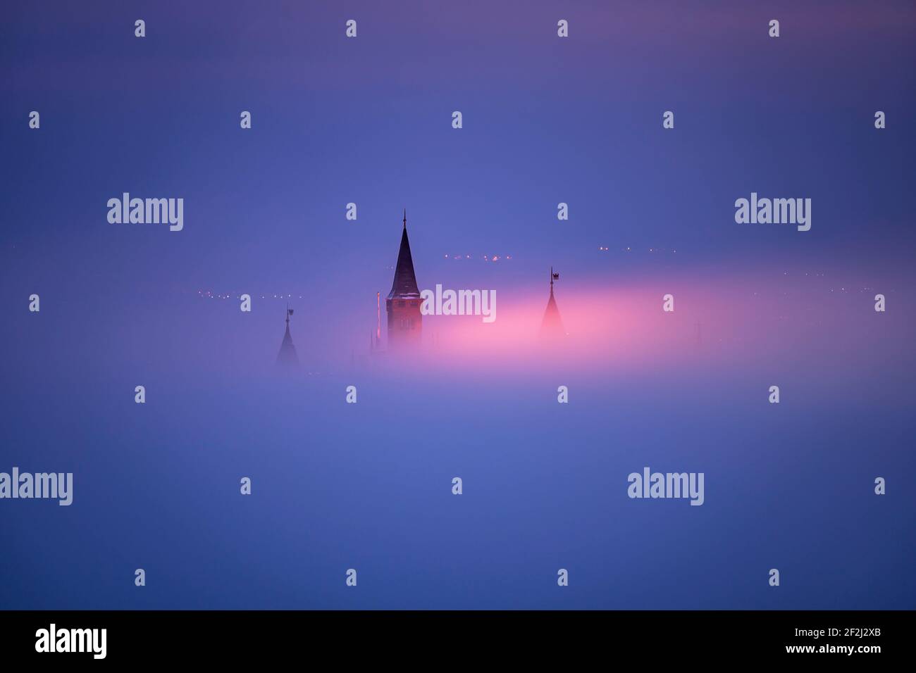 Castillo de Hohenzollern, niebla, luz, torres, Alb Suabia, Baden-Wuerttemberg, Alemania, Europa Foto de stock