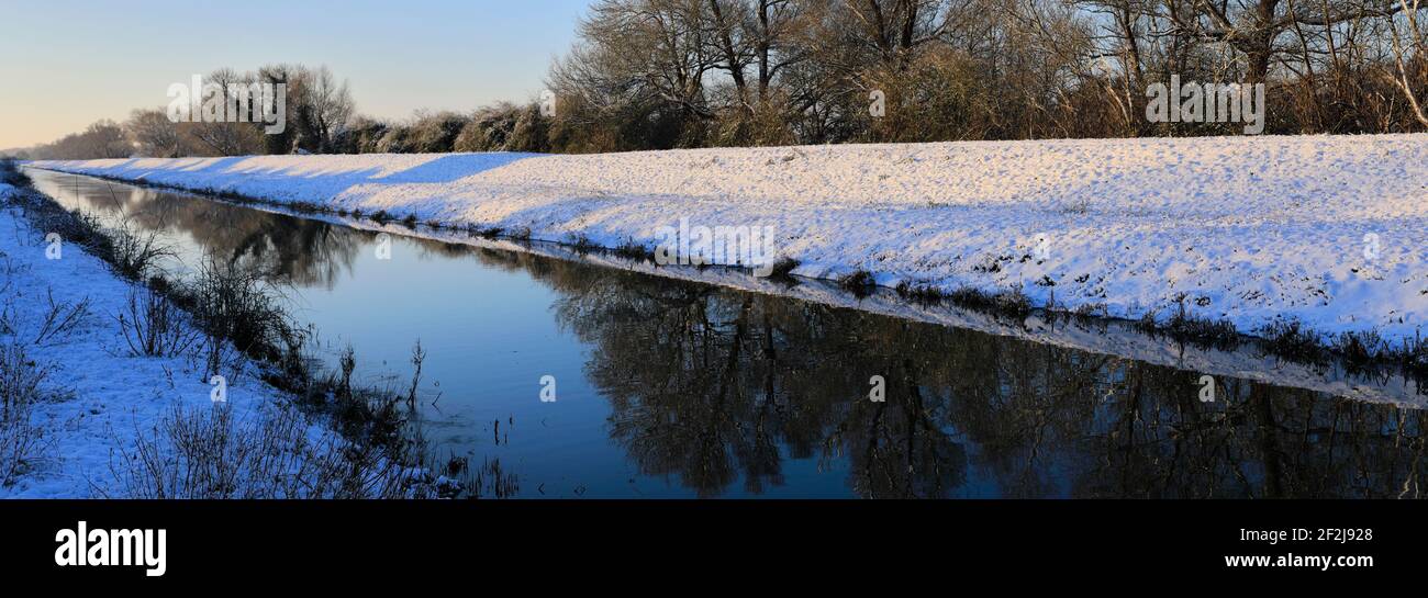 Nieve de invierno sobre el río Welland, pueblo de Peakirk, Cambridgeshire, Inglaterra, Reino Unido Foto de stock