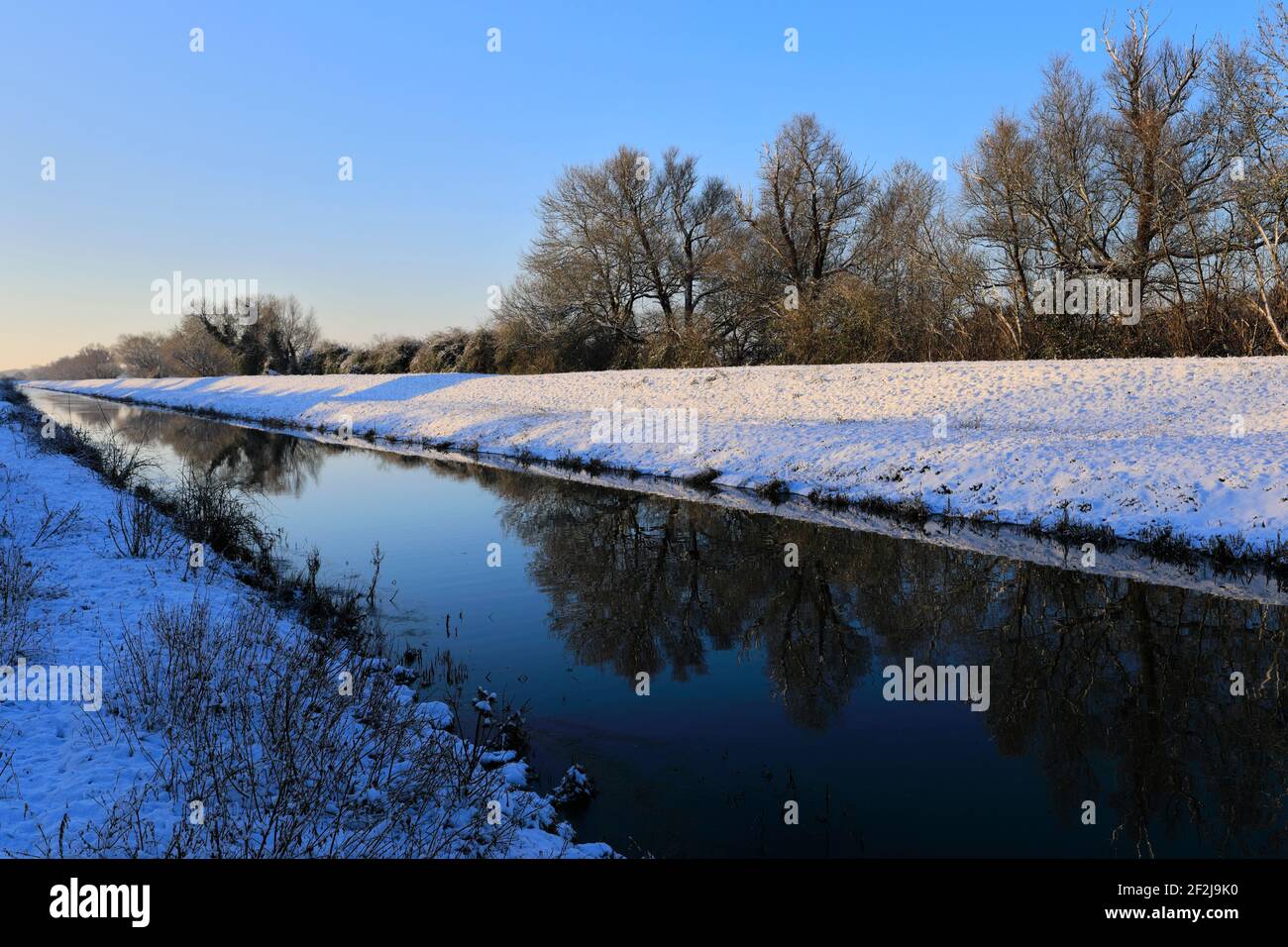 Nieve de invierno sobre el río Welland, pueblo de Peakirk, Cambridgeshire, Inglaterra, Reino Unido Foto de stock