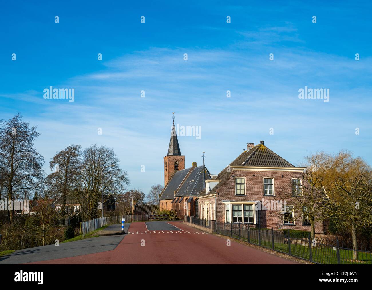 Escena callejera en el pequeño pueblo de Tienhoven, países Bajos Foto de stock