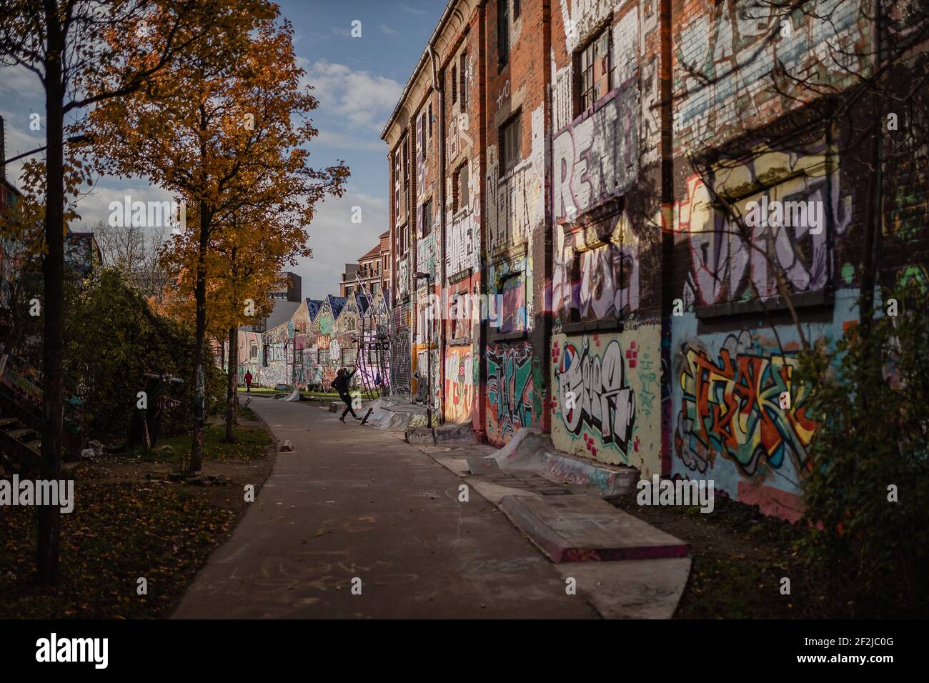 Un antiguo distrito industrial con graffiti y patinadores en el distrito de Plagwitz de Leipzig. Foto de stock